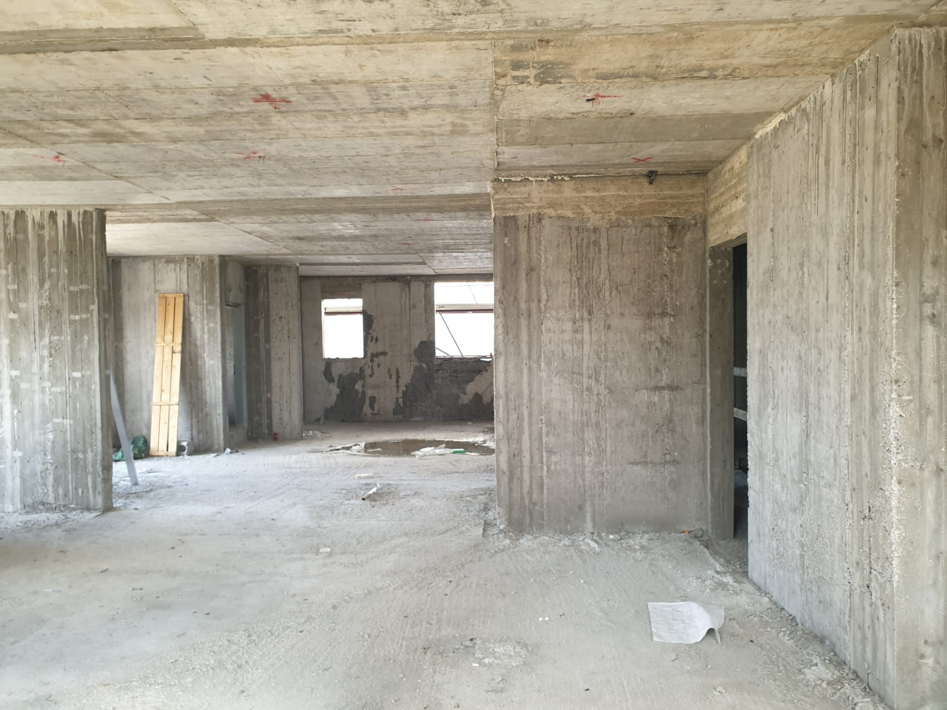 פנים דירה בשלב שלד בטון לפני עבודות גמר