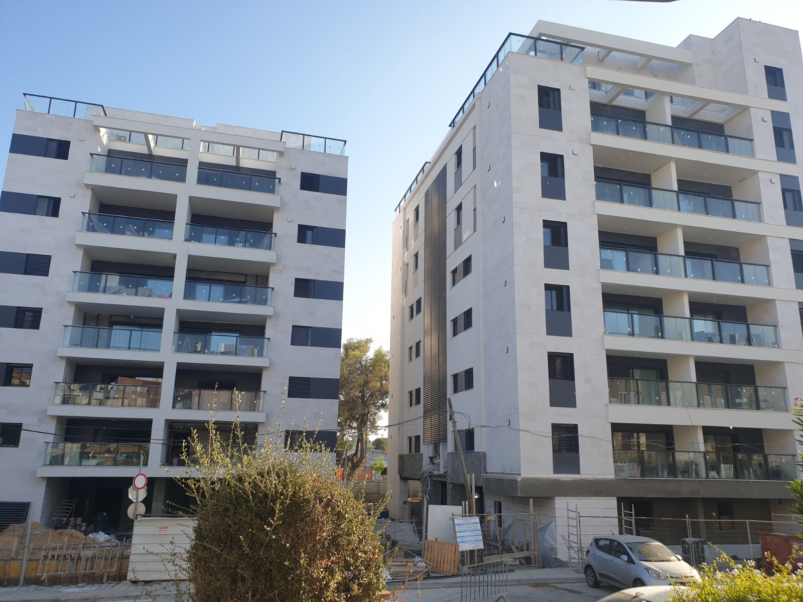 פרויקט התחדשות עירונית לאחר גמר עם מרפסות חדשות